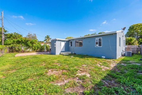 Villa ou maison à louer à Opa-locka, Floride: 3 chambres, 90.3 m2 № 2169281 - photo 22