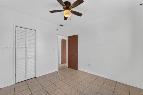 Villa ou maison à louer à Opa-locka, Floride: 3 chambres, 90.3 m2 № 2169281 - photo 18