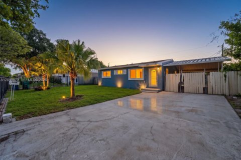 Villa ou maison à Opa-locka, Floride 3 chambres, 90.3 m2 № 2169281