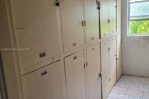 Condo in Hialeah Gardens, Florida, 2 bedrooms  № 1836030 - photo 17