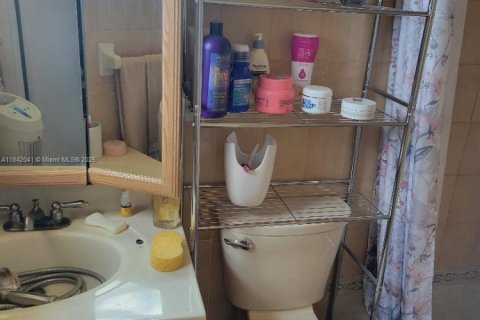 Condo in Hialeah Gardens, Florida, 2 bedrooms  № 1836030 - photo 15