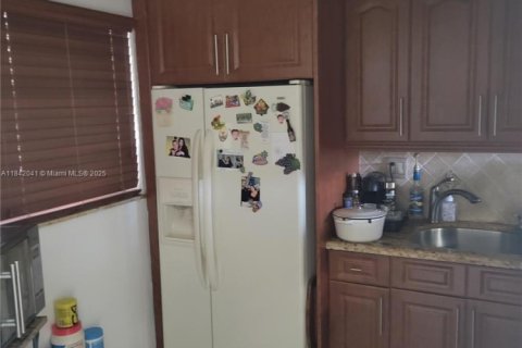 Condo in Hialeah Gardens, Florida, 2 bedrooms  № 1836030 - photo 14