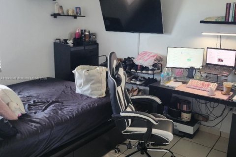 Condo in Hialeah Gardens, Florida, 2 bedrooms  № 1836030 - photo 5