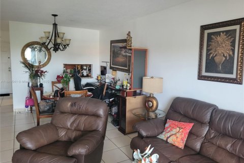 Condo in Hialeah Gardens, Florida, 2 bedrooms  № 1836030 - photo 3