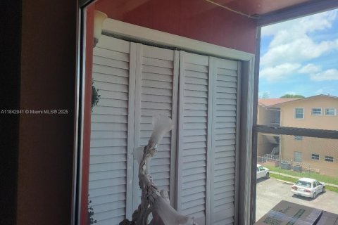 Condo in Hialeah Gardens, Florida, 2 bedrooms  № 1836030 - photo 7