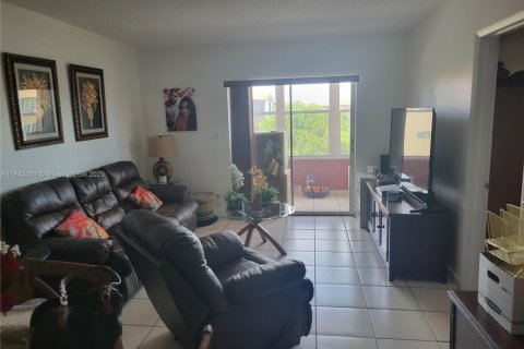 Condo in Hialeah Gardens, Florida, 2 bedrooms  № 1836030 - photo 12