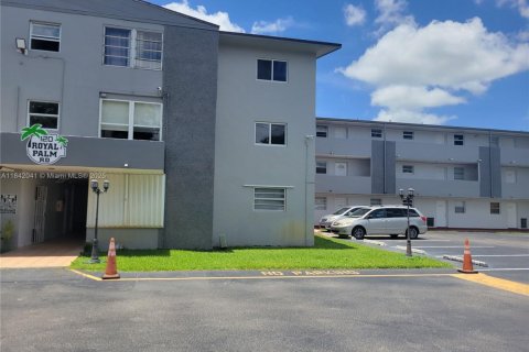 Condo in Hialeah Gardens, Florida, 2 bedrooms  № 1836030 - photo 11