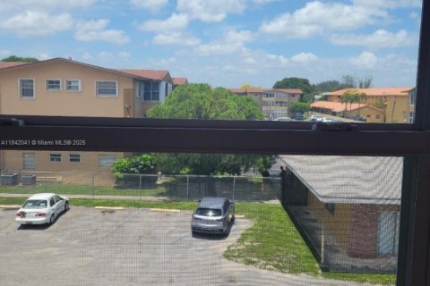Condo in Hialeah Gardens, Florida, 2 bedrooms  № 1836030 - photo 16