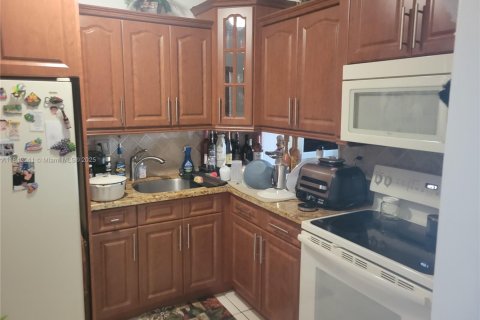 Condo in Hialeah Gardens, Florida, 2 bedrooms  № 1836030 - photo 13