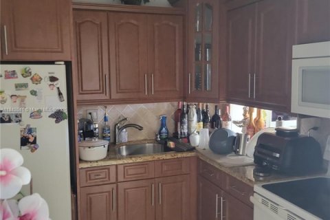Condo in Hialeah Gardens, Florida, 2 bedrooms  № 1836030 - photo 4