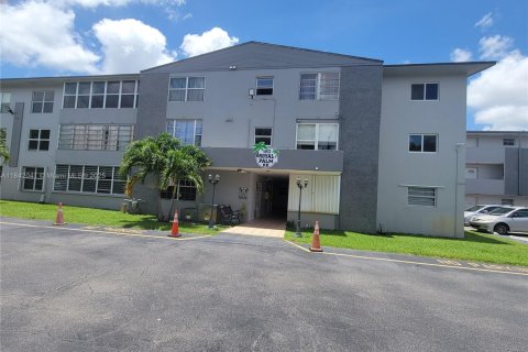 Condo in Hialeah Gardens, Florida, 2 bedrooms  № 1836030 - photo 1