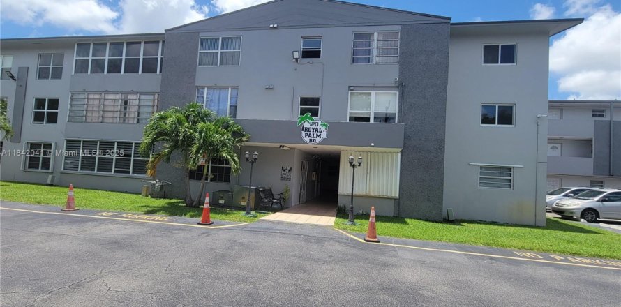 Condo in Hialeah Gardens, Florida, 2 bedrooms  № 1836030