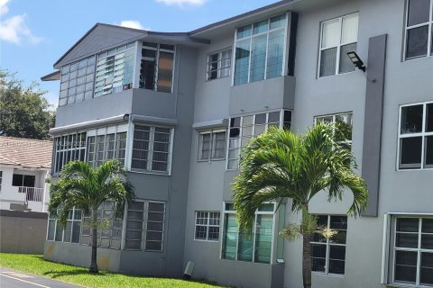Condo in Hialeah Gardens, Florida, 2 bedrooms  № 1836030 - photo 2
