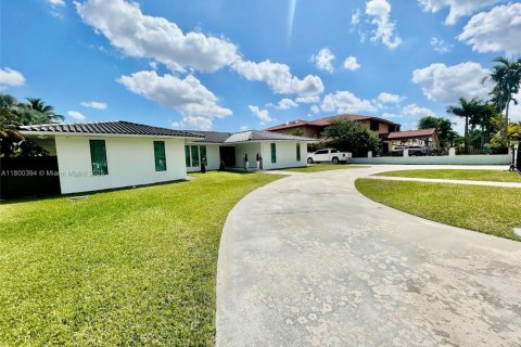 House in Miami, Florida 5 bedrooms, 321.63 sq.m. № 1695220 - photo 3
