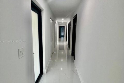 House in Miami, Florida 5 bedrooms, 321.63 sq.m. № 1695220 - photo 17
