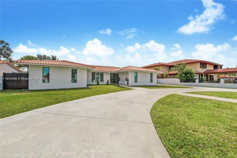 House in Miami, Florida 5 bedrooms, 321.63 sq.m. № 1695220 - photo 5