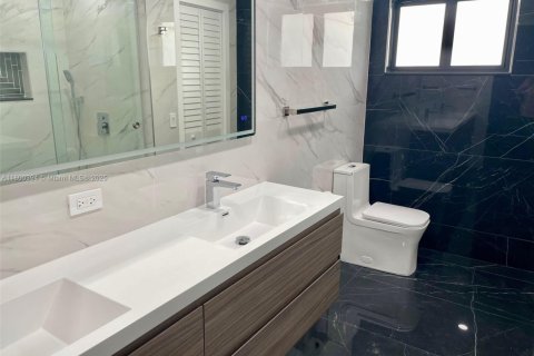 House in Miami, Florida 5 bedrooms, 321.63 sq.m. № 1695220 - photo 30