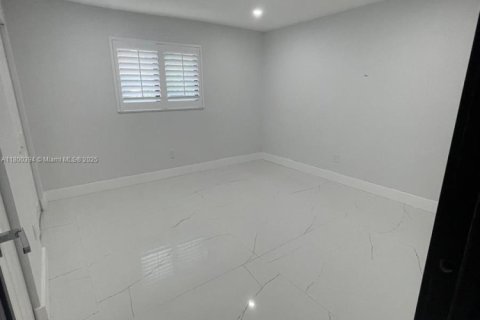 House in Miami, Florida 5 bedrooms, 321.63 sq.m. № 1695220 - photo 21