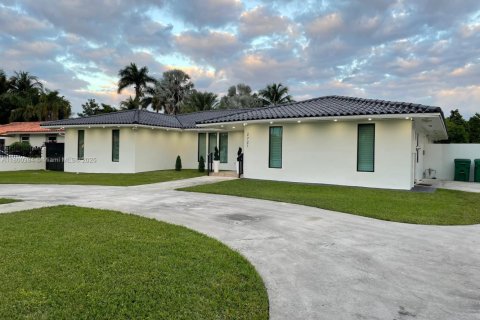 House in Miami, Florida 5 bedrooms, 321.63 sq.m. № 1695220 - photo 7