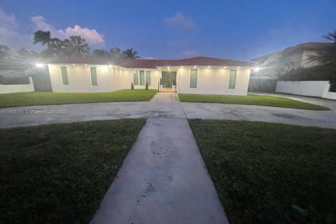 House in Miami, Florida 5 bedrooms, 321.63 sq.m. № 1695220 - photo 8