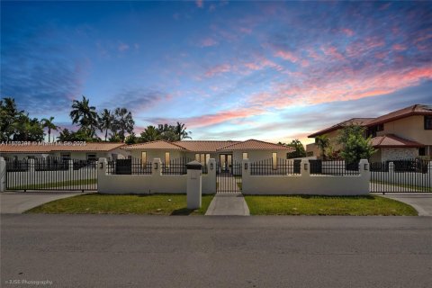 House in Miami, Florida 5 bedrooms, 321.63 sq.m. № 1695220 - photo 9
