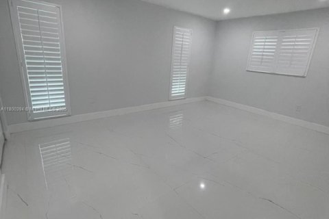 House in Miami, Florida 5 bedrooms, 321.63 sq.m. № 1695220 - photo 19