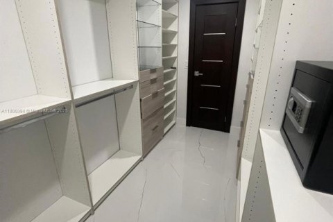 House in Miami, Florida 5 bedrooms, 321.63 sq.m. № 1695220 - photo 26