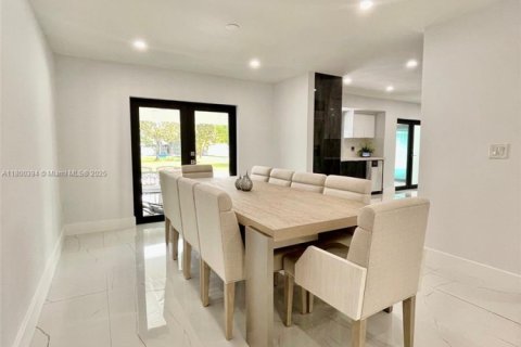 House in Miami, Florida 5 bedrooms, 321.63 sq.m. № 1695220 - photo 13