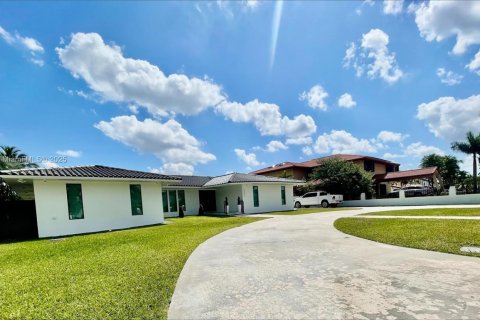 House in Miami, Florida 5 bedrooms, 321.63 sq.m. № 1695220 - photo 4