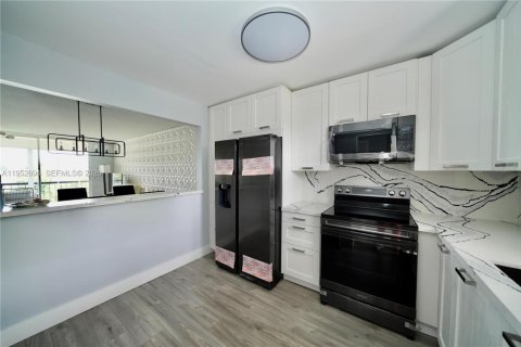 Снять в аренду кондоминиум в Санрайз, Флорида 1 спальня, 86.68м2, № 2008572 - фото 3