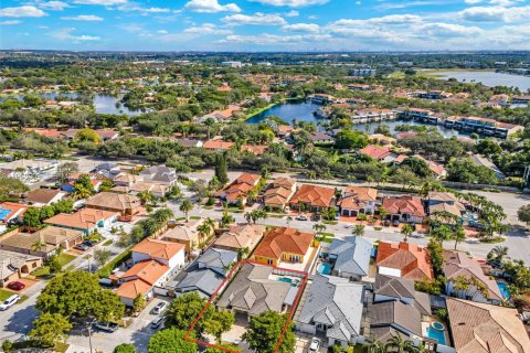 Villa ou maison à louer à Miami Lakes, Floride: 4 chambres, 179.67 m2 № 2041764 - photo 2