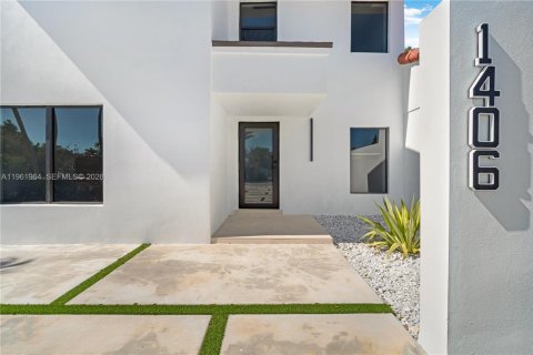 Adosado en Miami, Florida 4 dormitorios, 178.37 m2 № 2025559