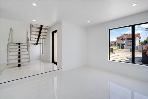 Adosado en venta en Miami, Florida, 4 dormitorios, 178.37 m2 № 2025559 - foto 5