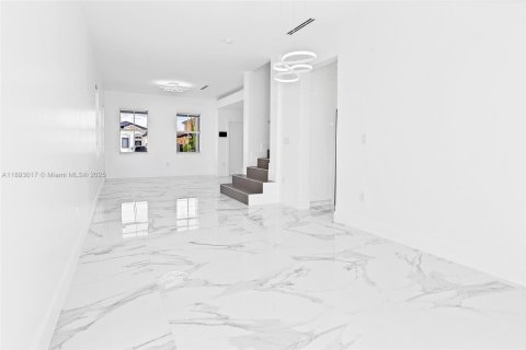 Villa ou maison à louer à Miami, Floride: 4 chambres, 250.46 m2 № 1946739 - photo 5