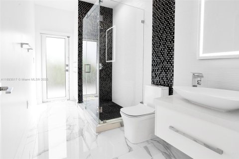 Villa ou maison à louer à Miami, Floride: 4 chambres, 250.46 m2 № 1946739 - photo 12