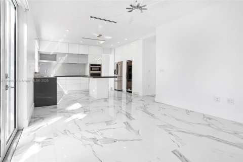 Villa ou maison à louer à Miami, Floride: 4 chambres, 250.46 m2 № 1946739 - photo 8