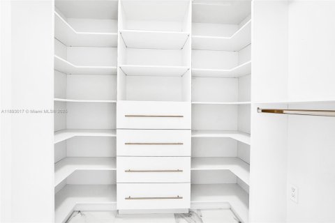 Villa ou maison à louer à Miami, Floride: 4 chambres, 250.46 m2 № 1946739 - photo 20