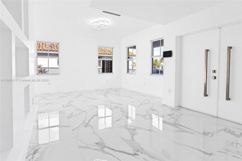 Villa ou maison à louer à Miami, Floride: 4 chambres, 250.46 m2 № 1946739 - photo 3