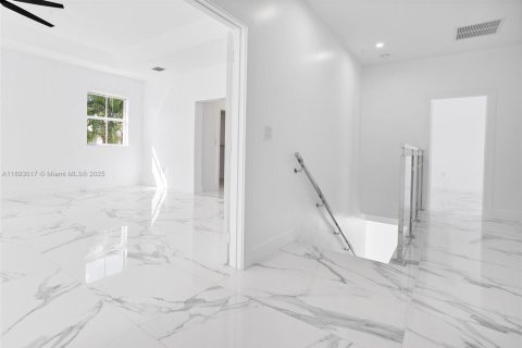 Villa ou maison à louer à Miami, Floride: 4 chambres, 250.46 m2 № 1946739 - photo 15
