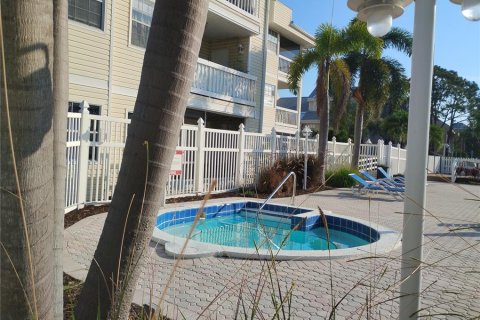Condo in Saint Petersburg, Florida, 2 bedrooms  № 1801787 - photo 11