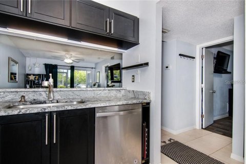 Condo in Saint Petersburg, Florida, 2 bedrooms  № 1801787 - photo 2
