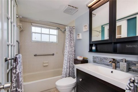 Condo in Saint Petersburg, Florida, 2 bedrooms  № 1801787 - photo 5