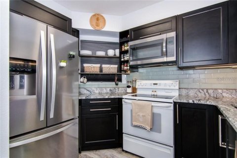 Condo in Saint Petersburg, Florida, 2 bedrooms  № 1801787 - photo 1