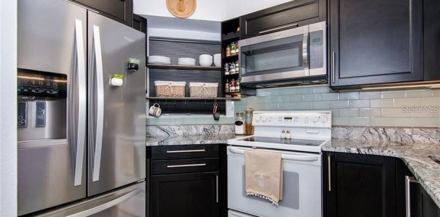 Condo in Saint Petersburg, Florida, 2 bedrooms № 1801787