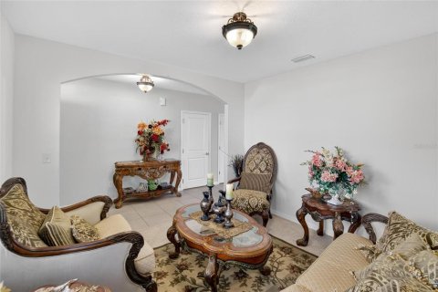 House in Zephyrhills, Florida 4 bedrooms, 225.94 sq.m. № 2155277 - photo 9
