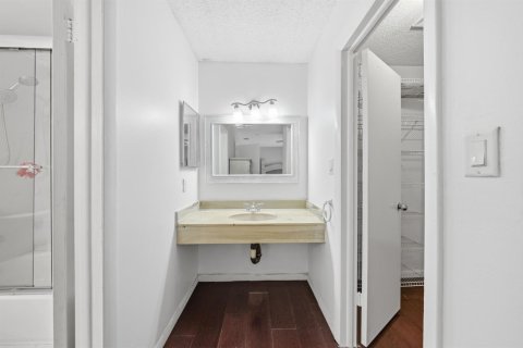 Condo in Tamarac, Florida, 2 bedrooms № 2186606 - photo 16