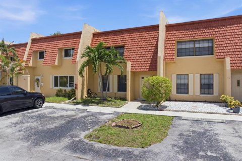 Condo in Tamarac, Florida, 2 bedrooms № 2186606 - photo 21