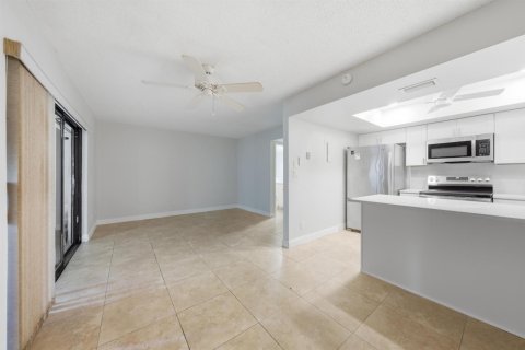 Condo in Tamarac, Florida, 2 bedrooms № 2186606 - photo 2