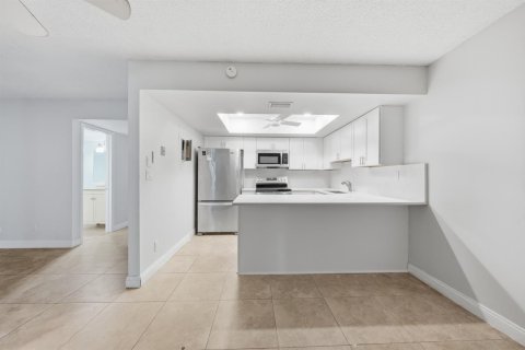 Condo in Tamarac, Florida, 2 bedrooms № 2186606 - photo 3