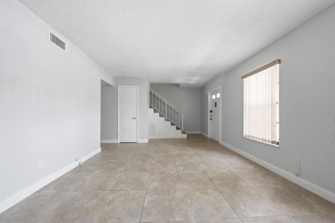 Condo in Tamarac, Florida, 2 bedrooms № 2186606 - photo 7